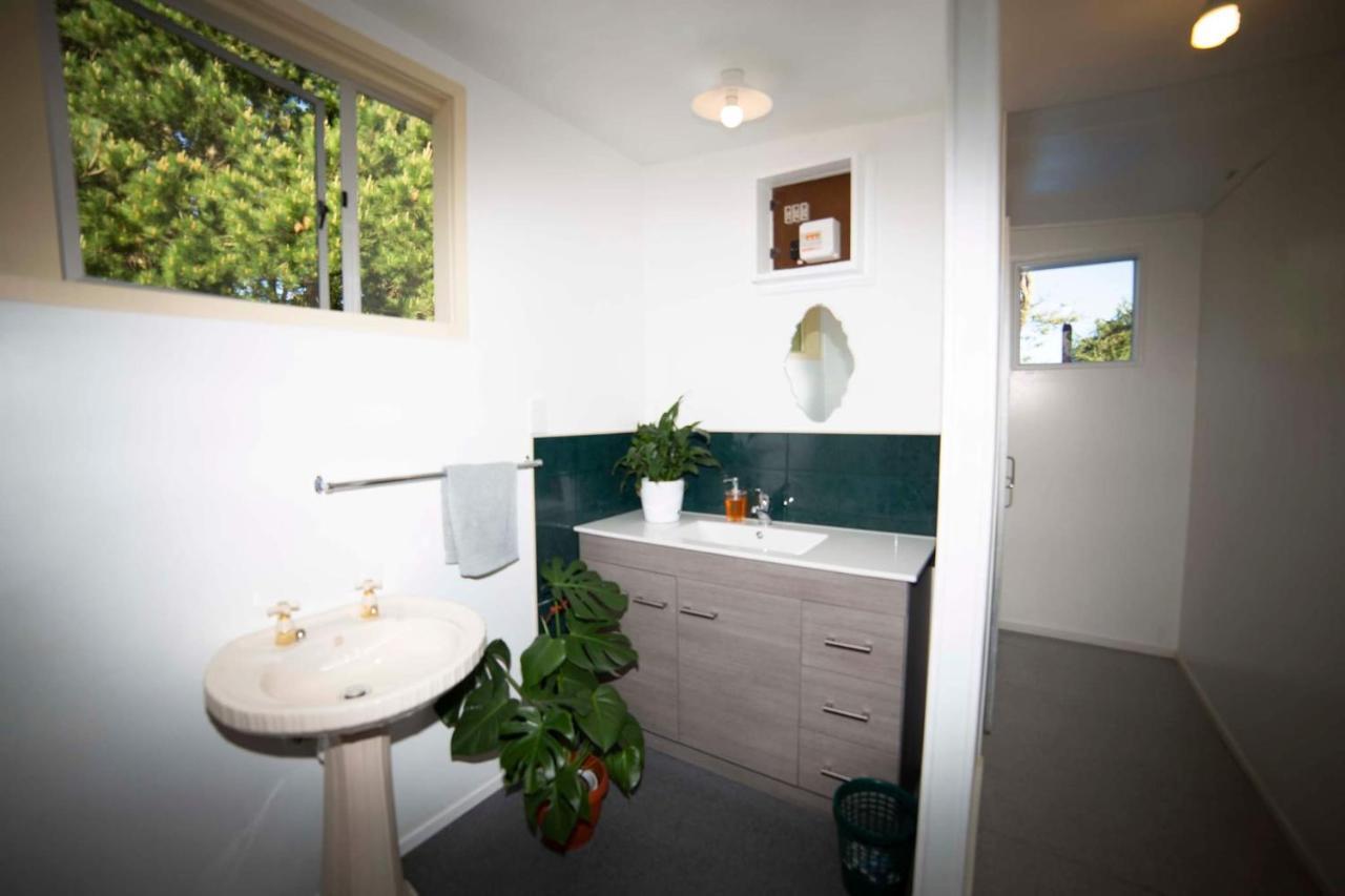 Surat Bay Lodge By The Sea/Backpackers Hostel Owaka Eksteriør bilde
