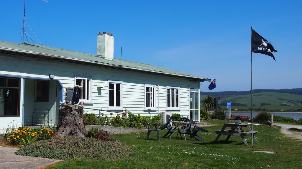 Surat Bay Lodge By The Sea/Backpackers Hostel Owaka Eksteriør bilde