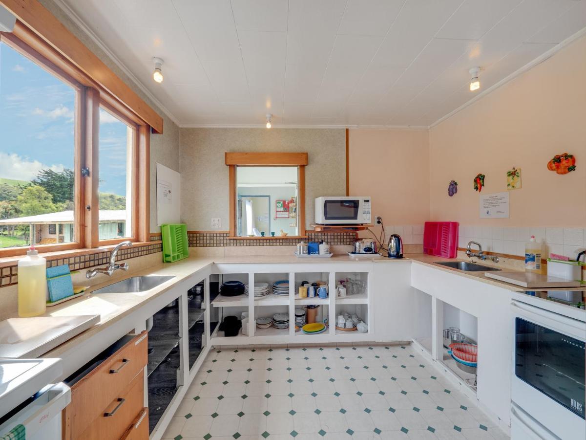 Surat Bay Lodge By The Sea/Backpackers Hostel Owaka Eksteriør bilde