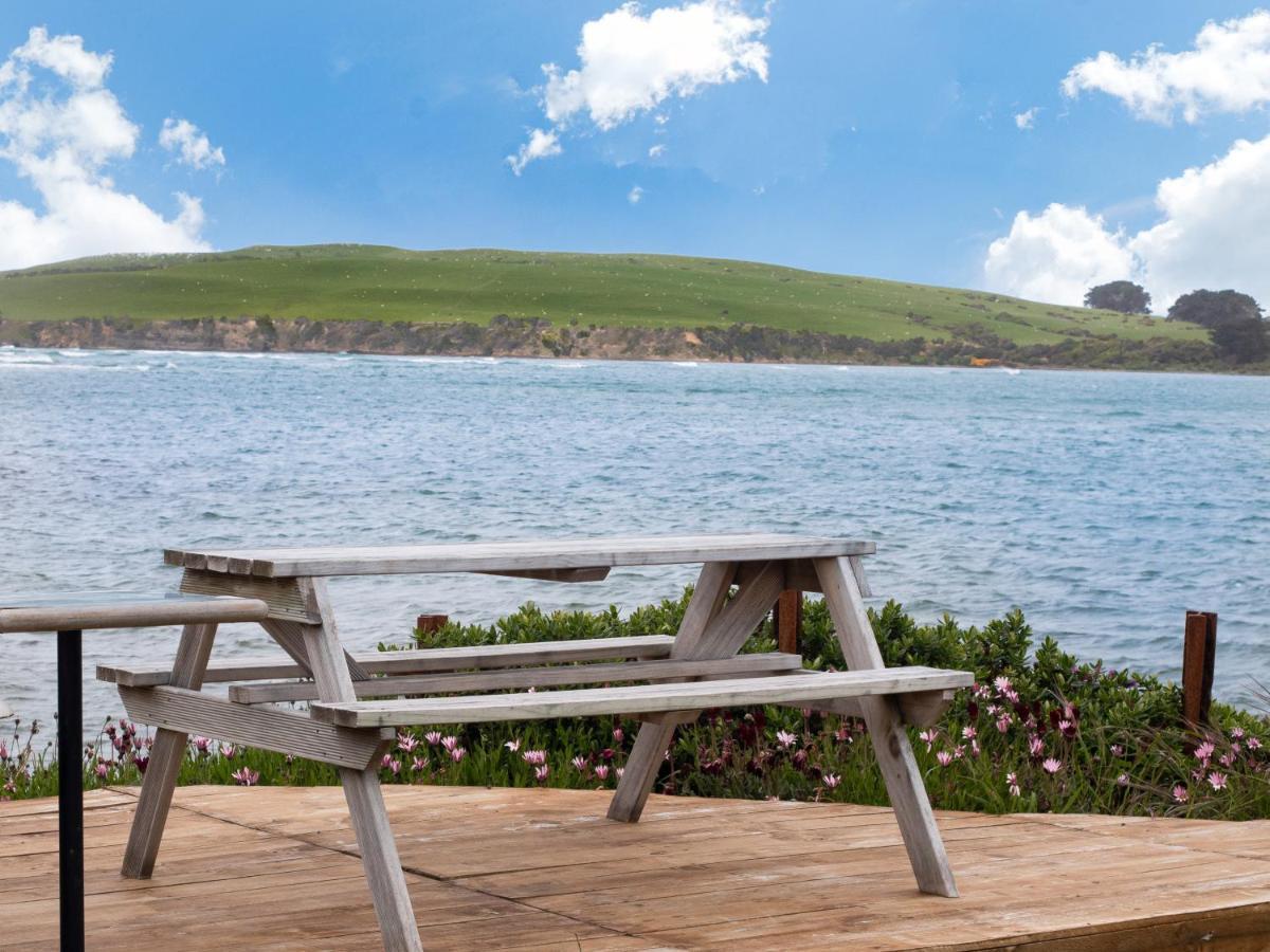 Surat Bay Lodge By The Sea/Backpackers Hostel Owaka Eksteriør bilde